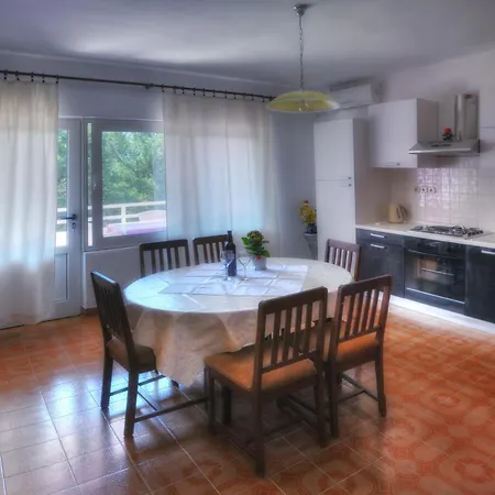 Apartment Stari Grad Sleeps 6 Wifi