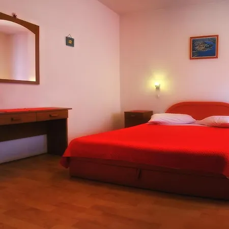 Stari Grad Sleeps 6 Wifi